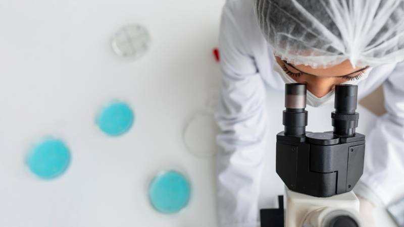 Choisir une eau osmosée dans un laboratoire de biologie à Compiègne